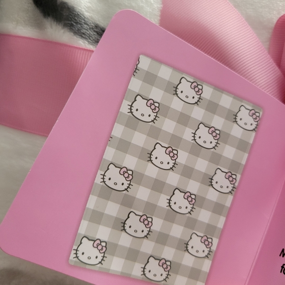 Hello Kitty Blanket Bundle - Picture 4 of 7